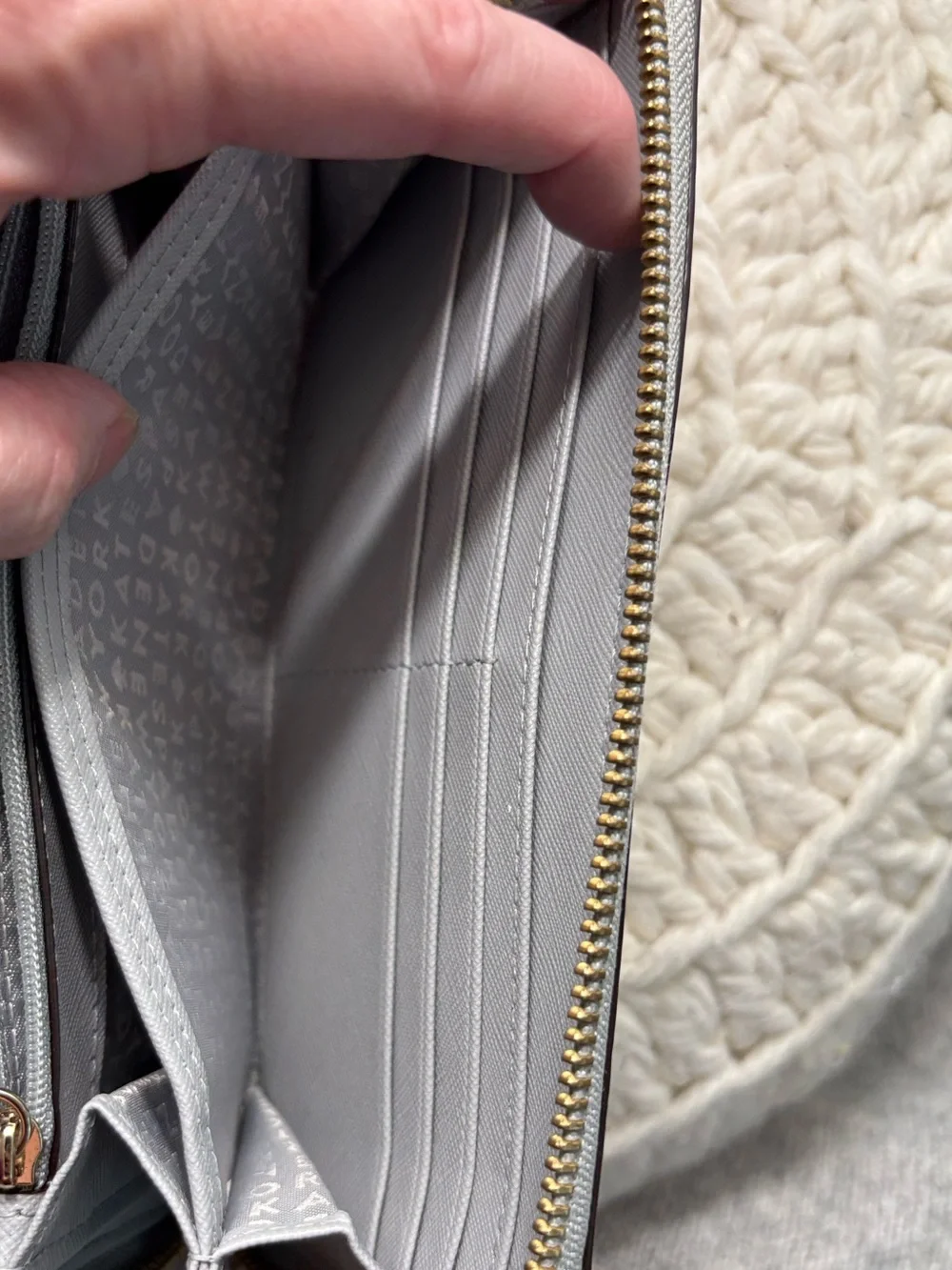 ♠️KATE SPADE EUC Saffiano Leather Continental zip around Wallet light gray